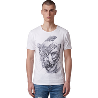 Vorderansicht des weißen T-Shirts Stampa Animale E Umana bei Ricci Uomo. Das Model trägt das figurbetonte Shirt mit einem markanten, skizzierten Front-Print, der ein menschliches Gesicht mit einer Raubkatze verschmelzen lässt. Sichtbare Rollkanten an Kragen und Ärmeln unterstreichen den lässigen Look.