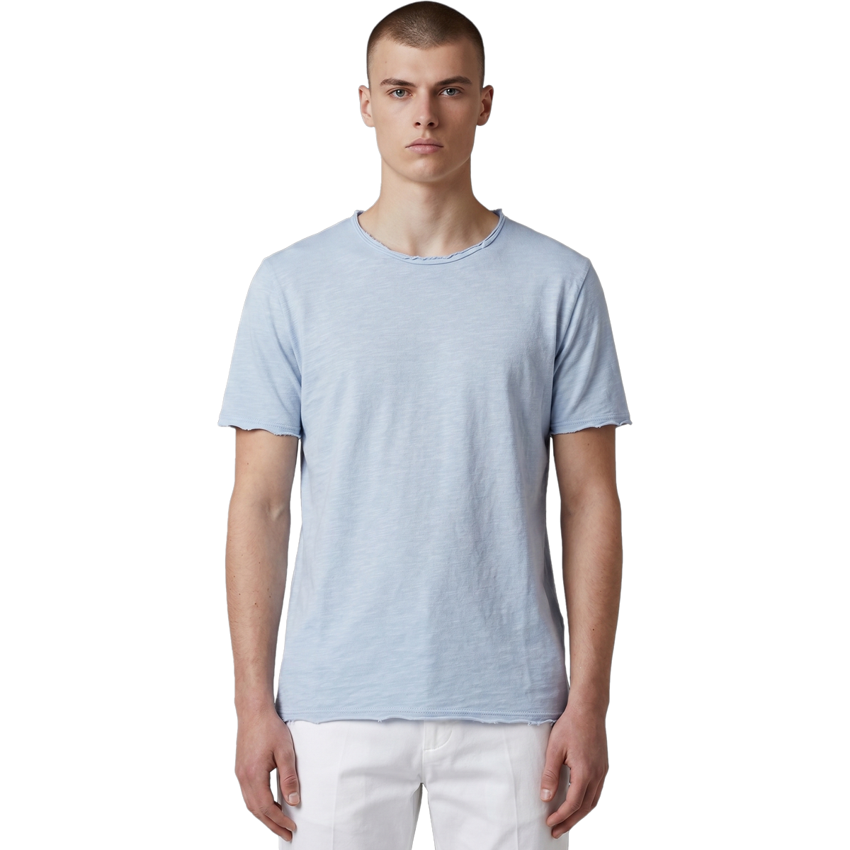 Frontansicht eines männlichen Models in einem hellblauen Slub-Cotton T-Shirt mit ungesäumten Raw-Edge-Abschlüssen und weißer Hose