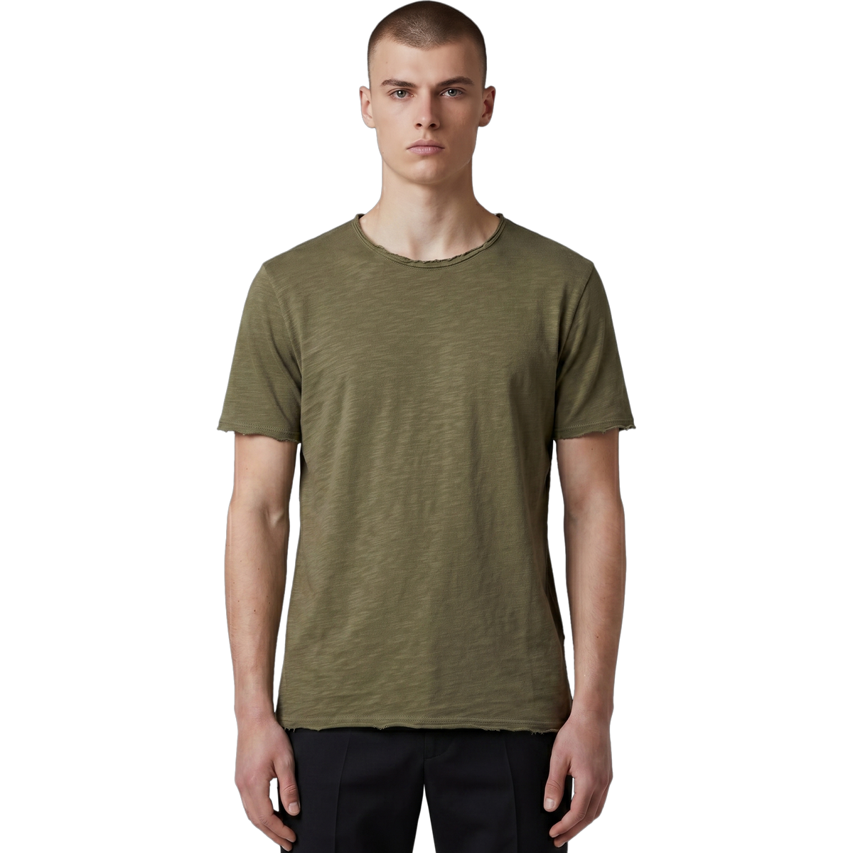 Frontansicht eines männlichen Models in einem olivgrünen Slub-Cotton T-Shirt mit ungesäumten Raw-Edge-Abschlüssen und schwarzer Hose.