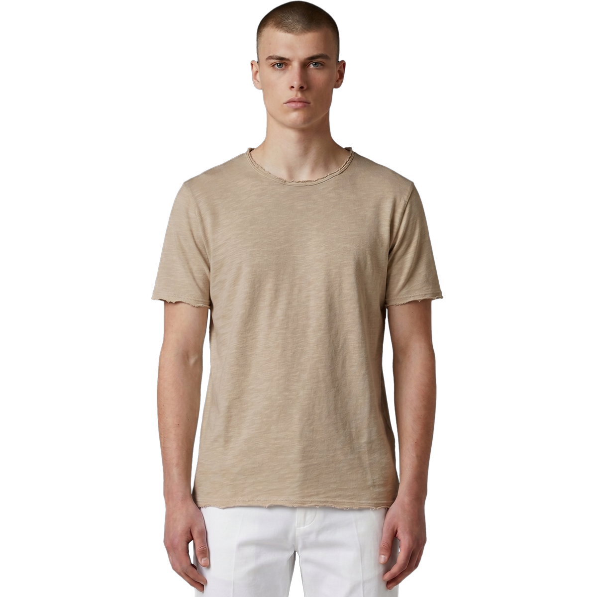 Frontansicht eines männlichen Models in einem Slub-Cotton T-Shirt in Beige oder Sandton mit ungesäumten Raw-Edge-Abschlüssen und weißer Hose.