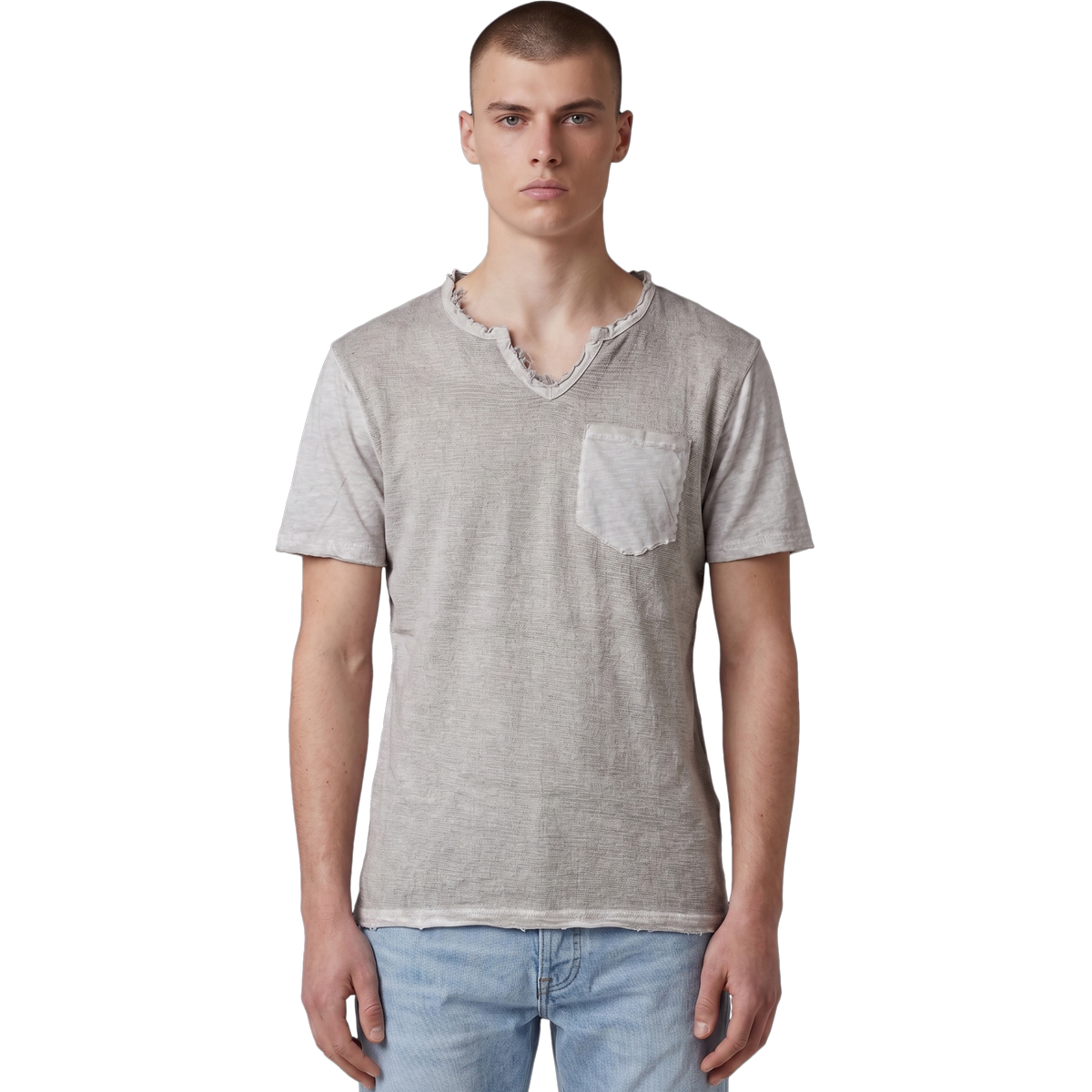 Frontansicht eines männlichen Models, das das beigefarbene T-Shirt mit V-Ausschnitt trägt. Deutlich erkennbar sind die strukturierte Slub-Baumwolle, die offenkantigen Raw-Edge-Details an Kragen, Ärmeln und Bund sowie die aufgesetzte Brusttasche. Das Shirt wird lässig zu einer hellblauen Jeans präsentiert.