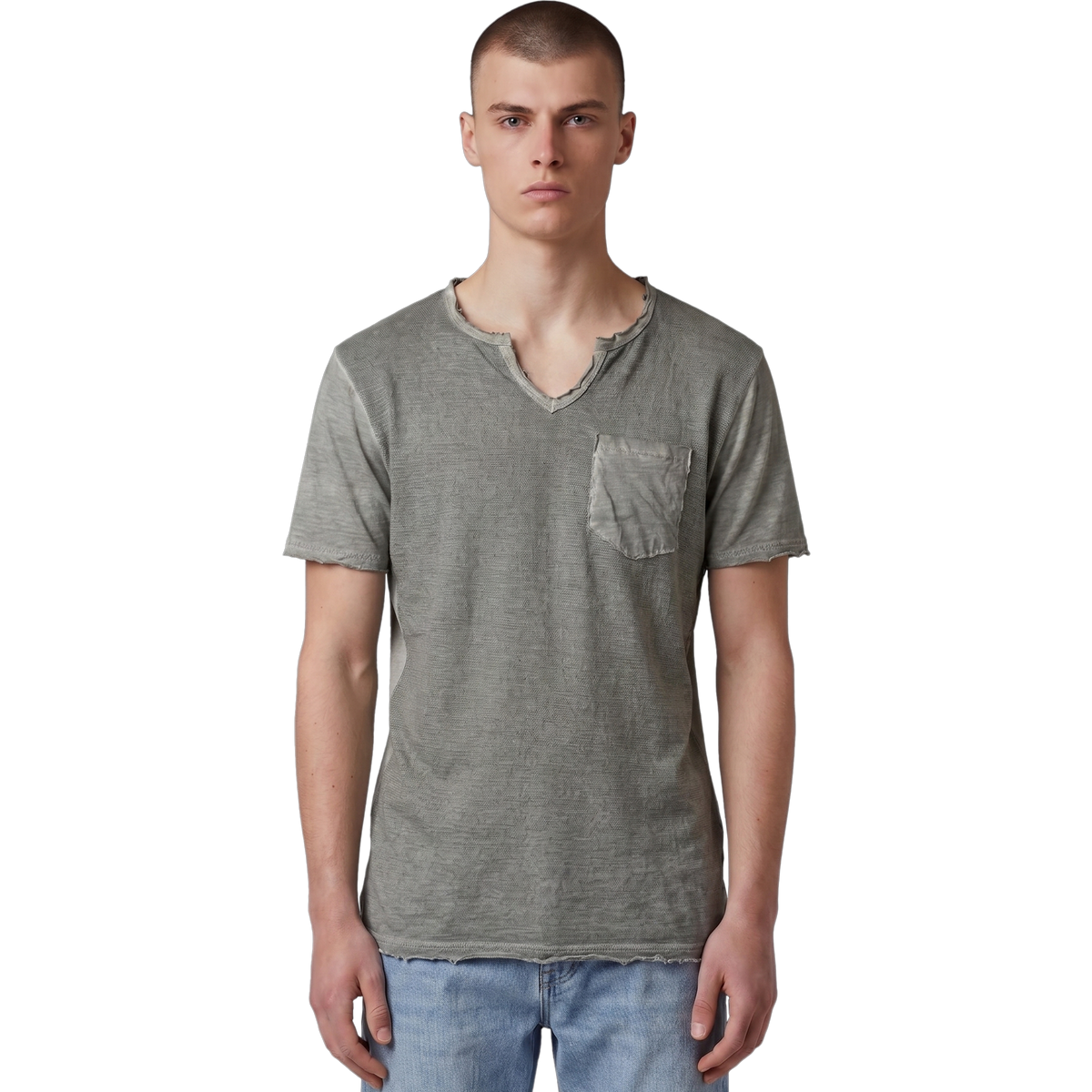 Frontansicht eines männlichen Models, das das salbeigrüne T-Shirt mit V-Ausschnitt trägt. Deutlich erkennbar sind die strukturierte Slub-Baumwolle, die offenkantigen Raw-Edge-Details an Kragen, Ärmeln und Bund sowie die aufgesetzte Brusttasche. Das Shirt wird lässig zu einer hellblauen Jeans.