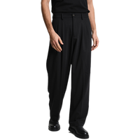 Vorderansicht der schwarzen Xagon Wide Fit Hose bei Ricci Uomo. Das Model trägt die weit geschnittene Hose mit doppelten Bundfalten, die für eine elegante, fließende Silhouette sorgen.