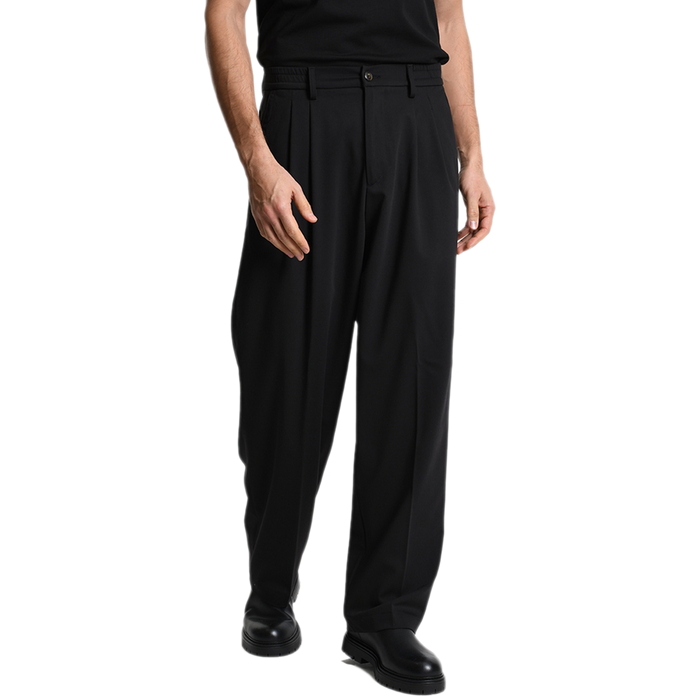 Vorderansicht der schwarzen Xagon Wide Fit Hose bei Ricci Uomo. Das Model trägt die weit geschnittene Hose mit doppelten Bundfalten, die für eine elegante, fließende Silhouette sorgen.