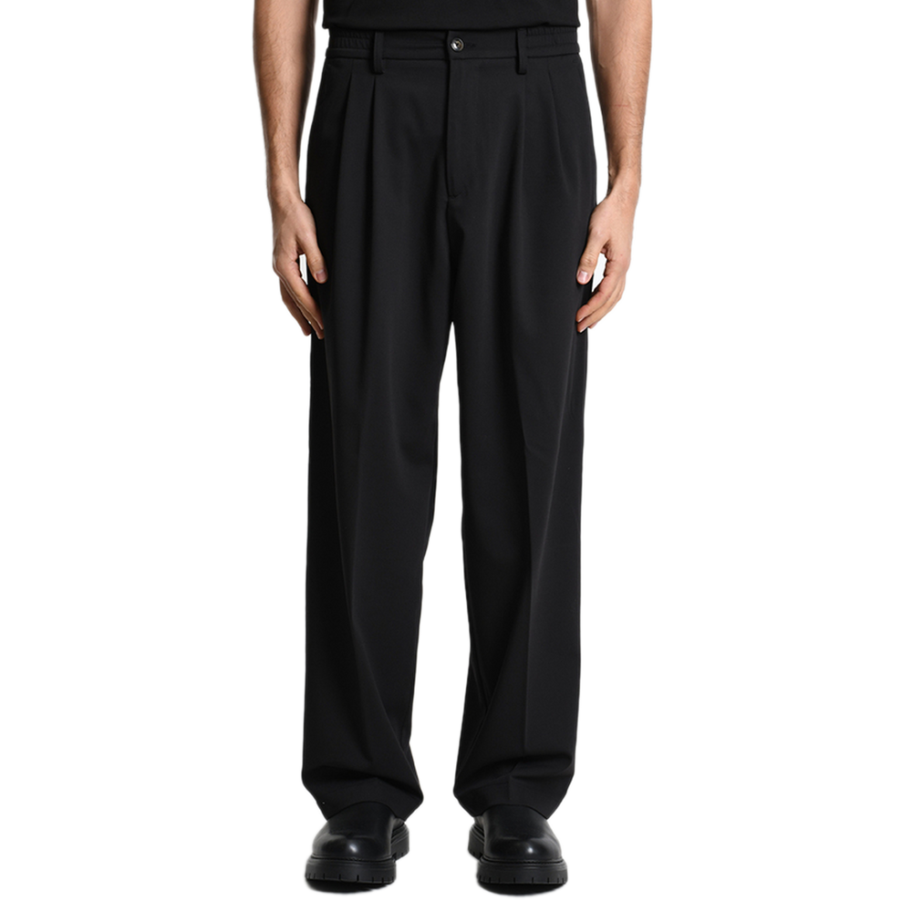 Frontale Ansicht der Xagon Pantalone im Wide Fit. Der weite Schnitt und die feine Textur des Polyviskose-Mixes unterstreichen den modernen, urbanen Look.