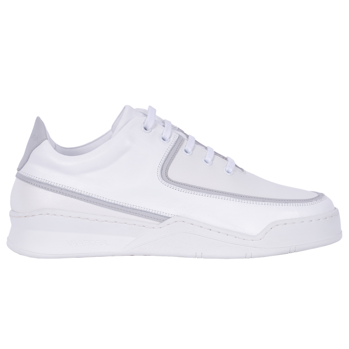 Seitenansicht des weißen Vaarora Aaron Low Top Sneakers. Die massive, durchgenähte Sohle und die dezenten grauen Lederapplikationen betonen das hochwertige „Heavy Weight“ Design.