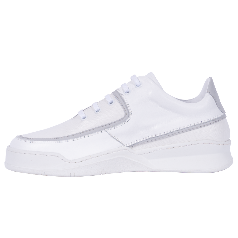 Profilansicht des handgefertigten Vaarora Aaron Sneakers aus weißem Premium-Leder. Sichtbare Nähte und Prägedetails zeugen von echter italienischer Schuhmacherkunst.