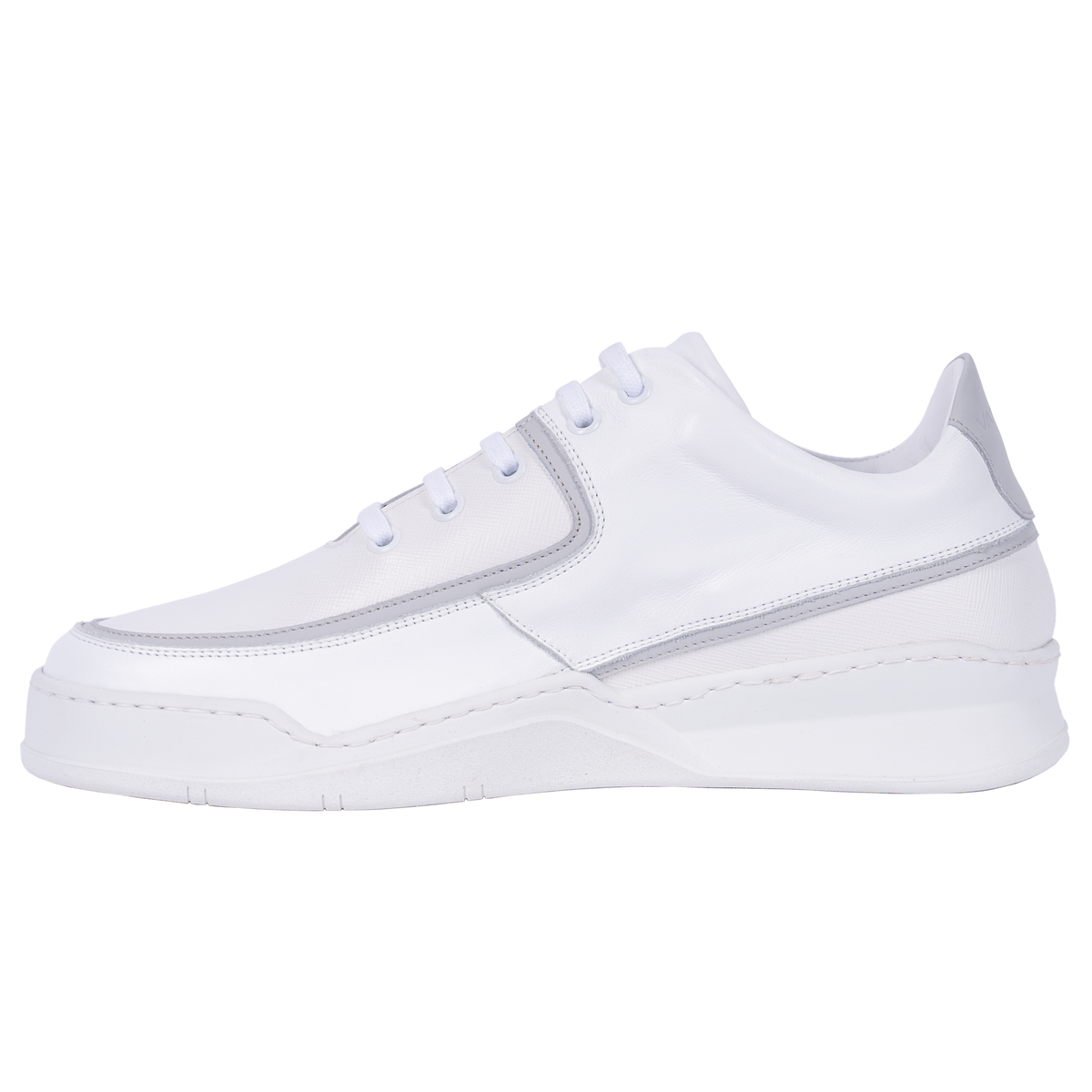Profilansicht des handgefertigten Vaarora Aaron Sneakers aus weißem Premium-Leder. Sichtbare Nähte und Prägedetails zeugen von echter italienischer Schuhmacherkunst.