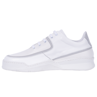 Profilansicht des handgefertigten Vaarora Aaron Sneakers aus weißem Premium-Leder. Sichtbare Nähte und Prägedetails zeugen von echter italienischer Schuhmacherkunst.