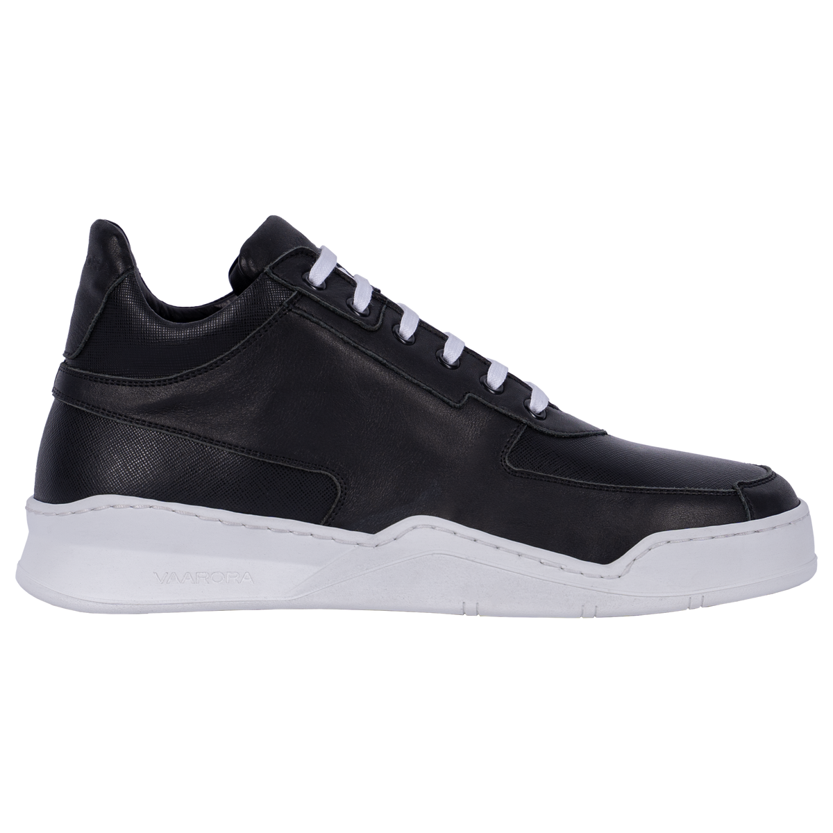 Seitenansicht des schwarzen Vaarora Aurel Mid Top Sneakers. Das tiefschwarze Premium-Leder mit strukturierten Einsätzen und die massive, weiße durchgenähte Sohle betonen das luxuriöse „Heavy Weight“ Design.