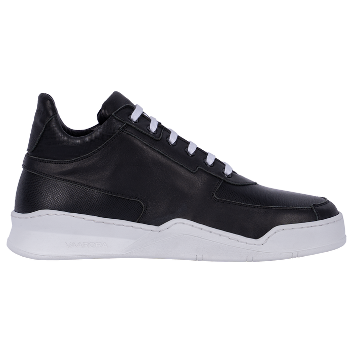 Seitenansicht des schwarzen Vaarora Aurel Mid Top Sneakers. Das tiefschwarze Premium-Leder mit strukturierten Einsätzen und die massive, weiße durchgenähte Sohle betonen das luxuriöse „Heavy Weight“ Design.