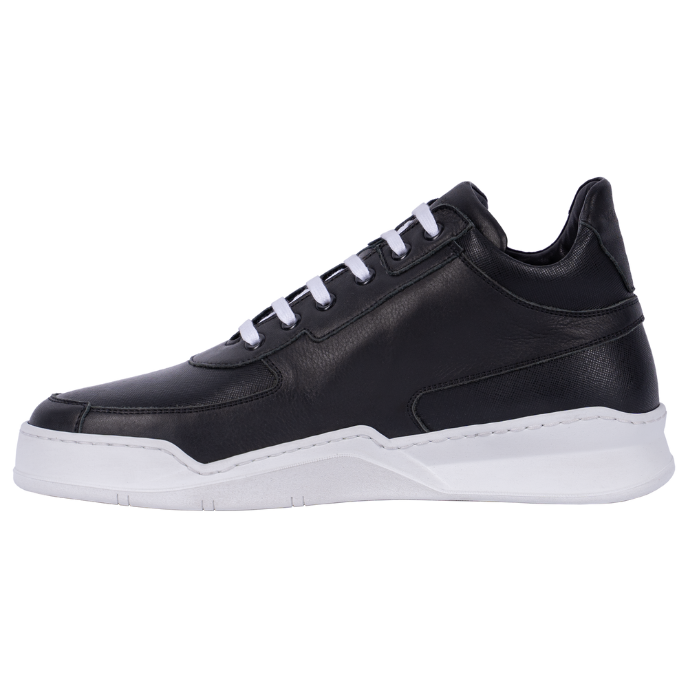Profilansicht des handgefertigten Vaarora Aurel Sneakers in Schwarz. Weiße Schnürsenkel, markante Lederstrukturen und eine strahlend weiße Sohle zeugen von echter italienischer Schuhmacherkunst.