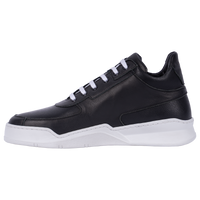 Profilansicht des handgefertigten Vaarora Aurel Sneakers in Schwarz. Weiße Schnürsenkel, markante Lederstrukturen und eine strahlend weiße Sohle zeugen von echter italienischer Schuhmacherkunst.