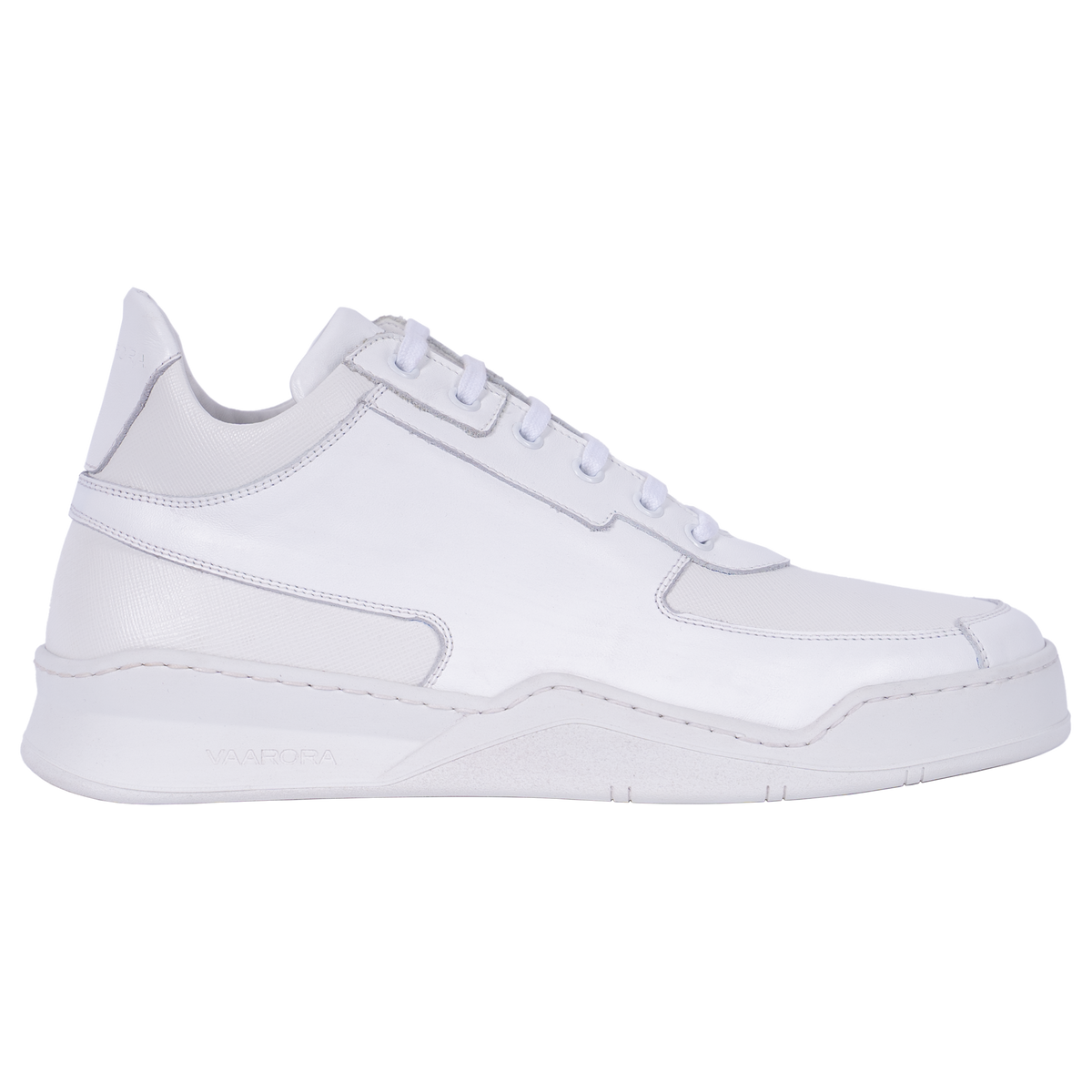 Seitenansicht des weißen Vaarora Aurel Mid Top Sneakers. Das cleane Premium-Leder mit strukturierten Einsätzen und die massive, durchgenähte Sohle unterstreichen das luxuriöse „Heavy Weight“ Design.