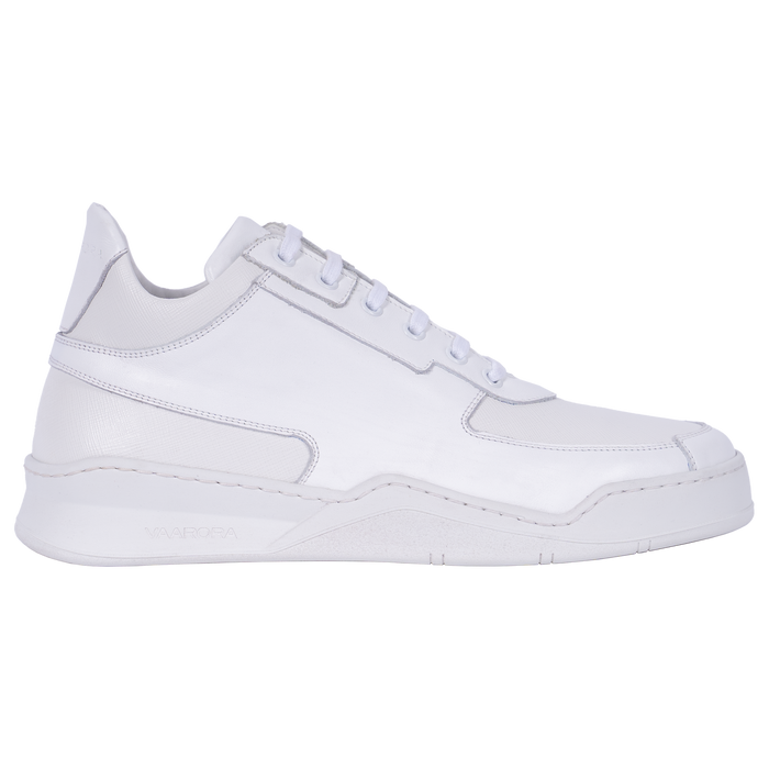 Seitenansicht des weißen Vaarora Aurel Mid Top Sneakers. Das cleane Premium-Leder mit strukturierten Einsätzen und die massive, durchgenähte Sohle unterstreichen das luxuriöse „Heavy Weight“ Design.