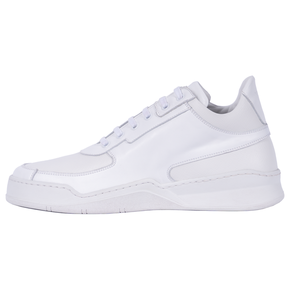 Profilansicht des handgefertigten Vaarora Aurel Sneakers in Weiß. Weiße Schnürsenkel, markante Lederstrukturen und eine strahlend weiße Sohle zeugen von echter italienischer Schuhmacherkunst.