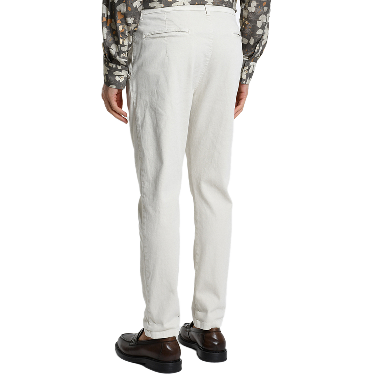 Rückansicht der hellen Xagon Hose in Ecru. Die entspannte Passform und die eleganten Paspeltaschen am Gesäß unterstreichen das hochwertige, italienische Design.