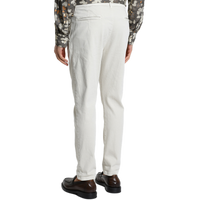 Rückansicht der hellen Xagon Hose in Ecru. Die entspannte Passform und die eleganten Paspeltaschen am Gesäß unterstreichen das hochwertige, italienische Design.