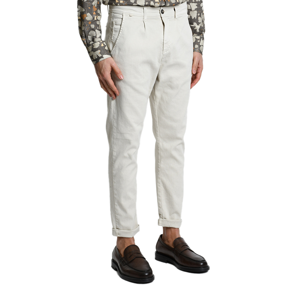 Detailansicht der Xagon Hose in Ecru. Die feine Struktur des Baumwollgewebes, die klassischen Bundfalten und die sportive Tunnelzug-Kordel am Bund setzen smarte Akzente im Italian-Chic.