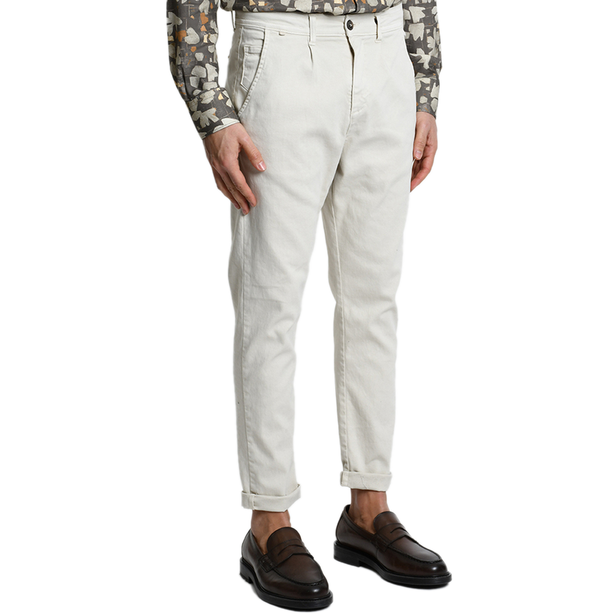 Detailansicht der Xagon Hose in Ecru. Die feine Struktur des Baumwollgewebes, die klassischen Bundfalten und die sportive Tunnelzug-Kordel am Bund setzen smarte Akzente im Italian-Chic.