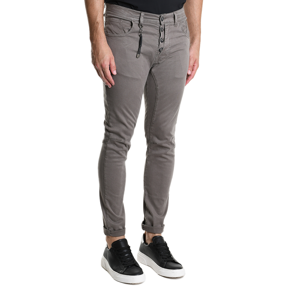 Halbe Profilansicht der figurbetonten Xagon Tencel Hose in Fango. Der maskuline Stretch-Schnitt und die lässig umgekrempelten Hosenbeine betonen den modernen Street-Style.