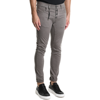 Halbe Profilansicht der figurbetonten Xagon Tencel Hose in Fango. Der maskuline Stretch-Schnitt und die lässig umgekrempelten Hosenbeine betonen den modernen Street-Style.