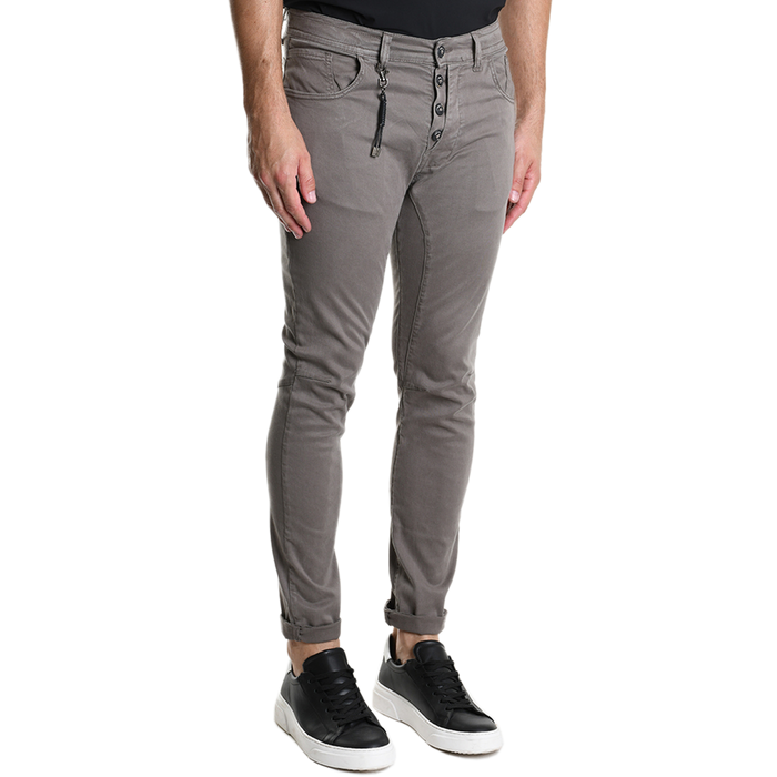 Halbe Profilansicht der figurbetonten Xagon Tencel Hose in Fango. Der maskuline Stretch-Schnitt und die lässig umgekrempelten Hosenbeine betonen den modernen Street-Style.
