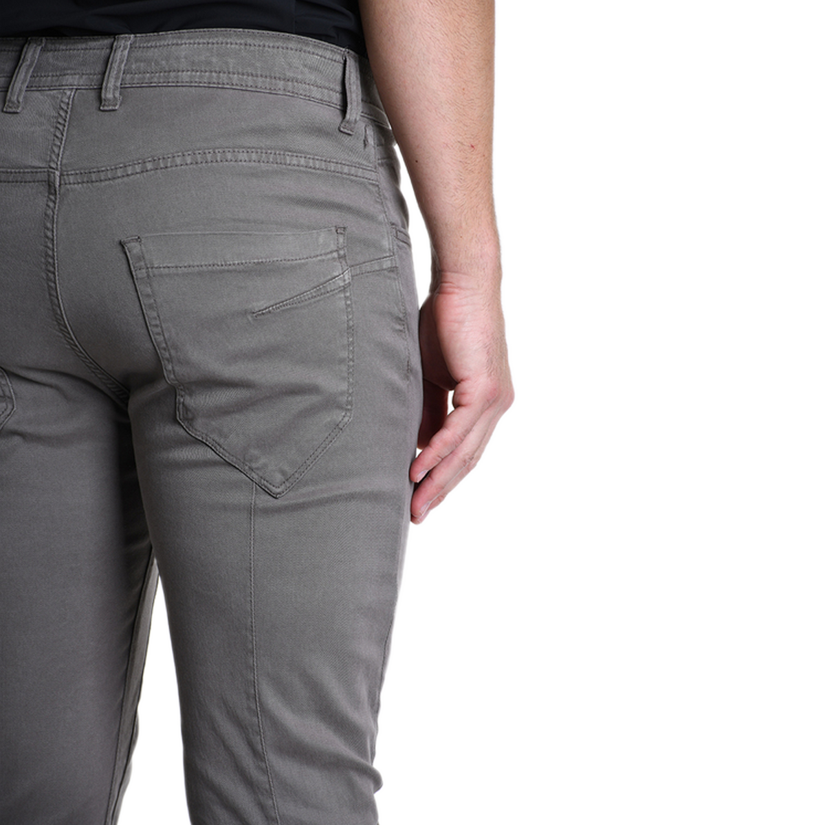 Detailansicht der Rückseite der Xagon Hose in Fango. Deutlich sichtbar sind die speziell geformten, leicht asymmetrischen Gesäßtaschen und die hochwertige Nahtführung des italienischen Designs.