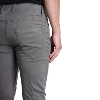 Detailansicht der Rückseite der Xagon Hose in Fango. Deutlich sichtbar sind die speziell geformten, leicht asymmetrischen Gesäßtaschen und die hochwertige Nahtführung des italienischen Designs.
