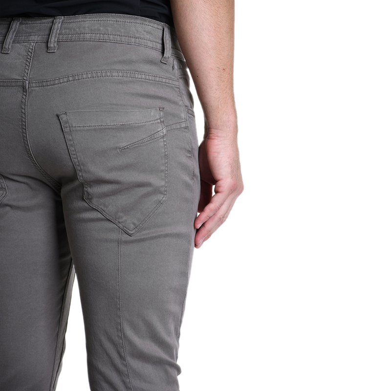 Detailansicht der Rückseite der Xagon Hose in Fango. Deutlich sichtbar sind die speziell geformten, leicht asymmetrischen Gesäßtaschen und die hochwertige Nahtführung des italienischen Designs.