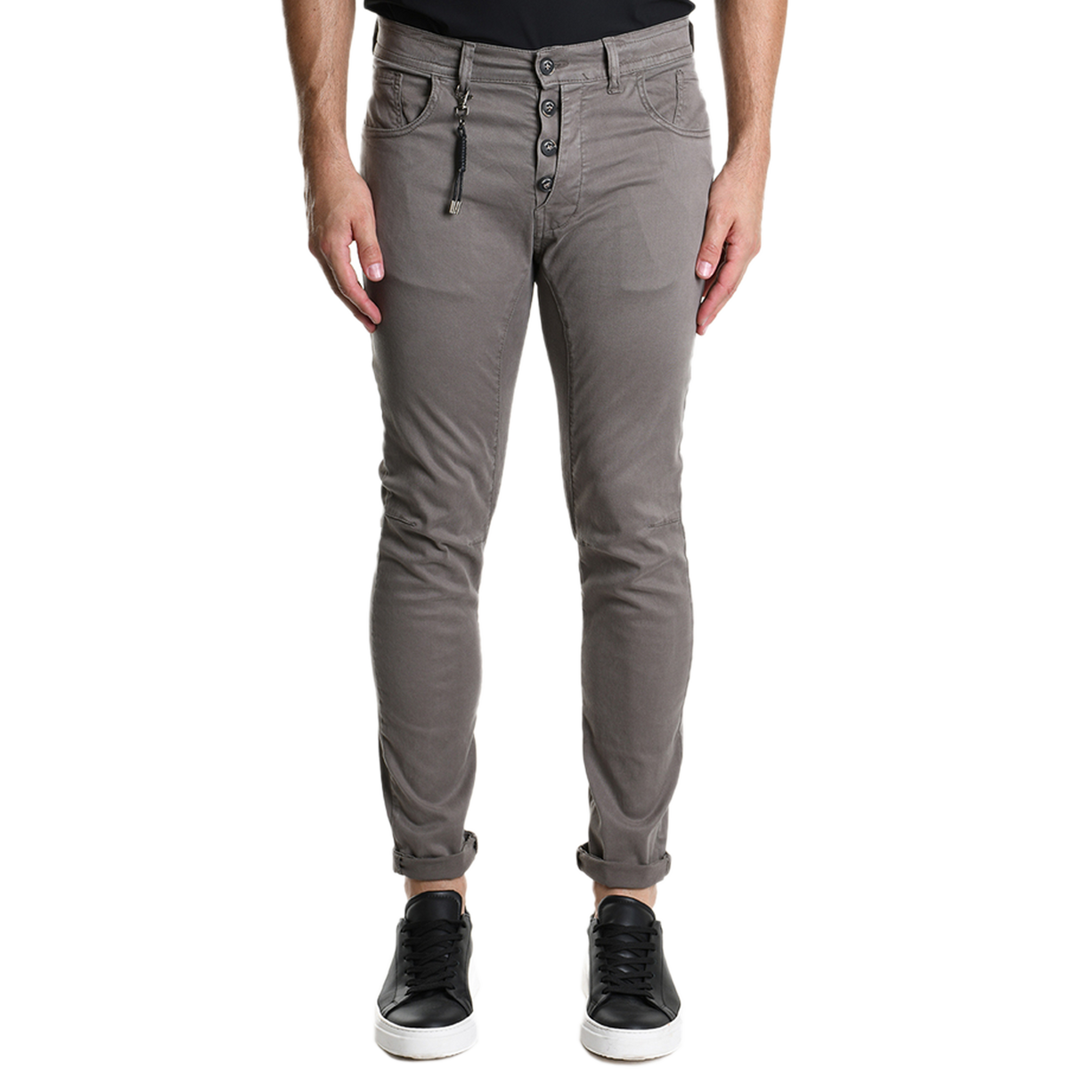 Vorderansicht der Xagon Tencel Stretch Hose in der Farbe Fango bei Ricci Uomo. Die schmal geschnittene Hose zeigt eine sichtbare Knopfleiste und markante, ergonomische Knieabnäher. Lässig kombiniert mit schwarzen Sneakern.