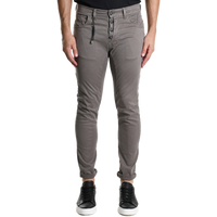 Vorderansicht der Xagon Tencel Stretch Hose in der Farbe Fango bei Ricci Uomo. Die schmal geschnittene Hose zeigt eine sichtbare Knopfleiste und markante, ergonomische Knieabnäher. Lässig kombiniert mit schwarzen Sneakern.